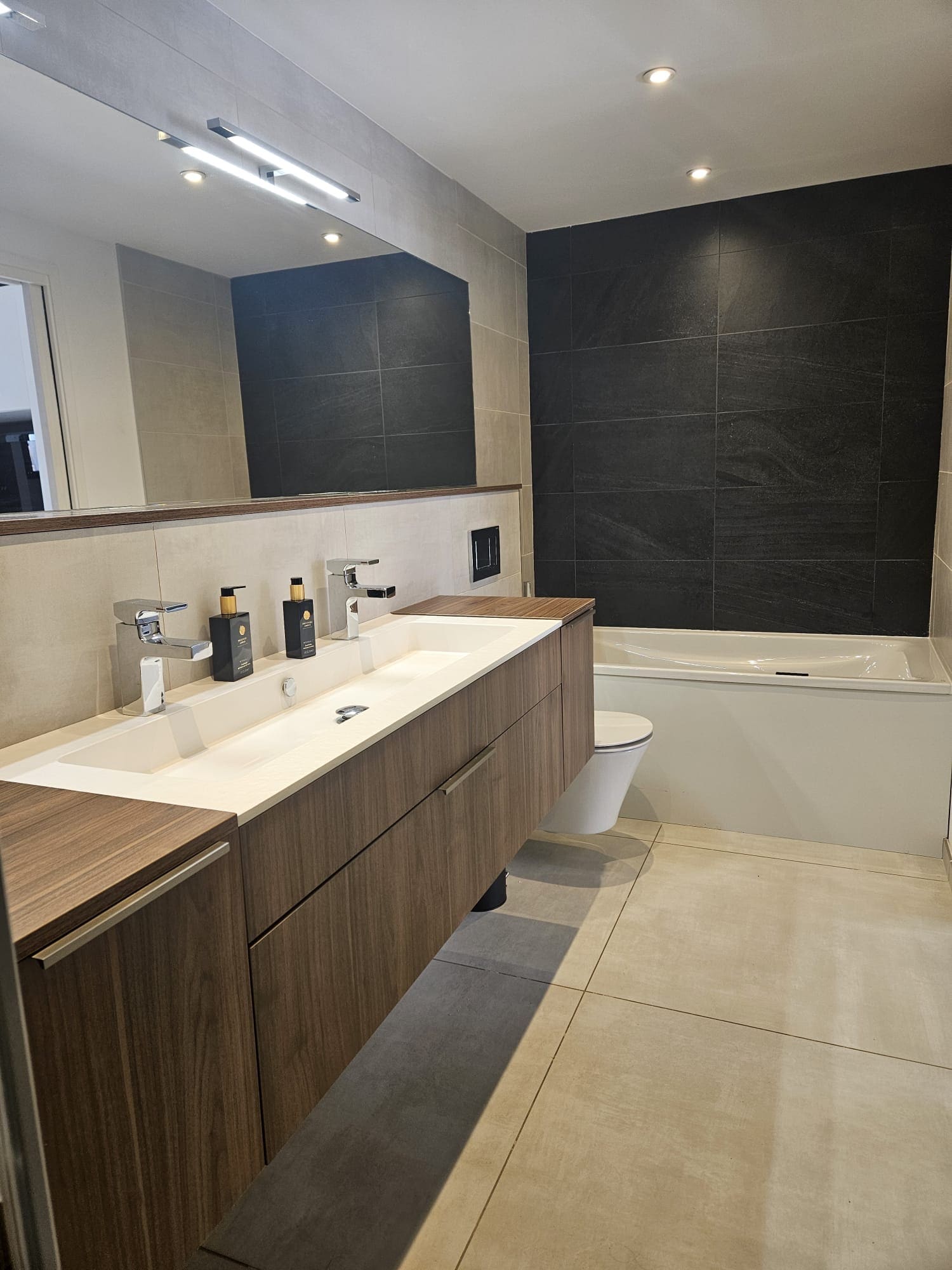 Salle de bain avec baignoire