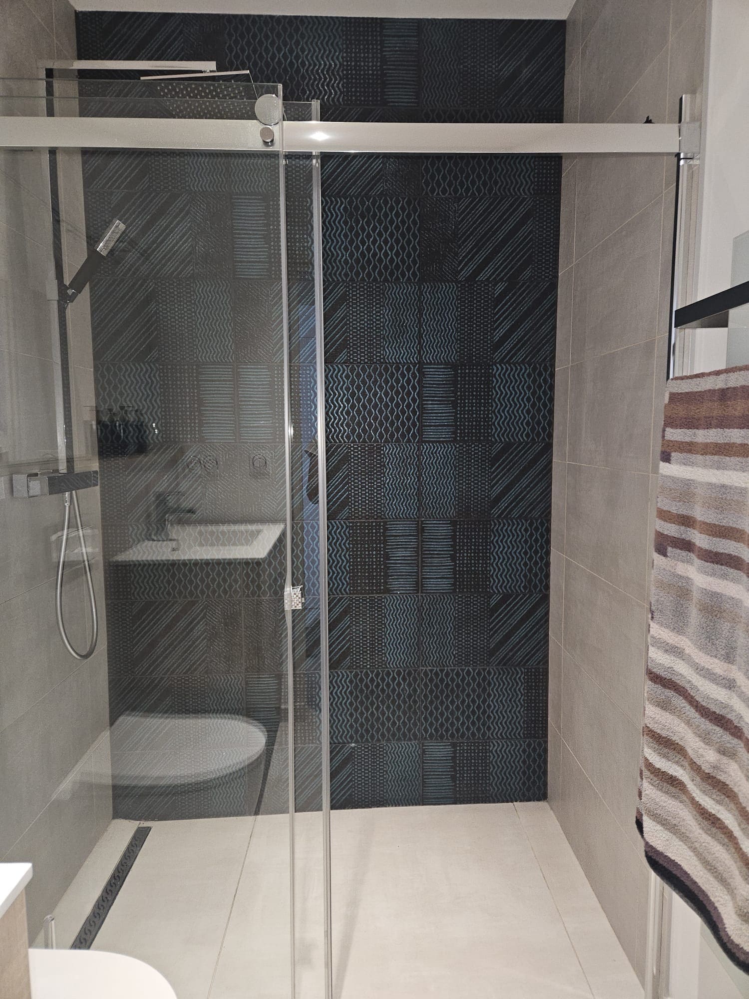 Douche carrelage noir design