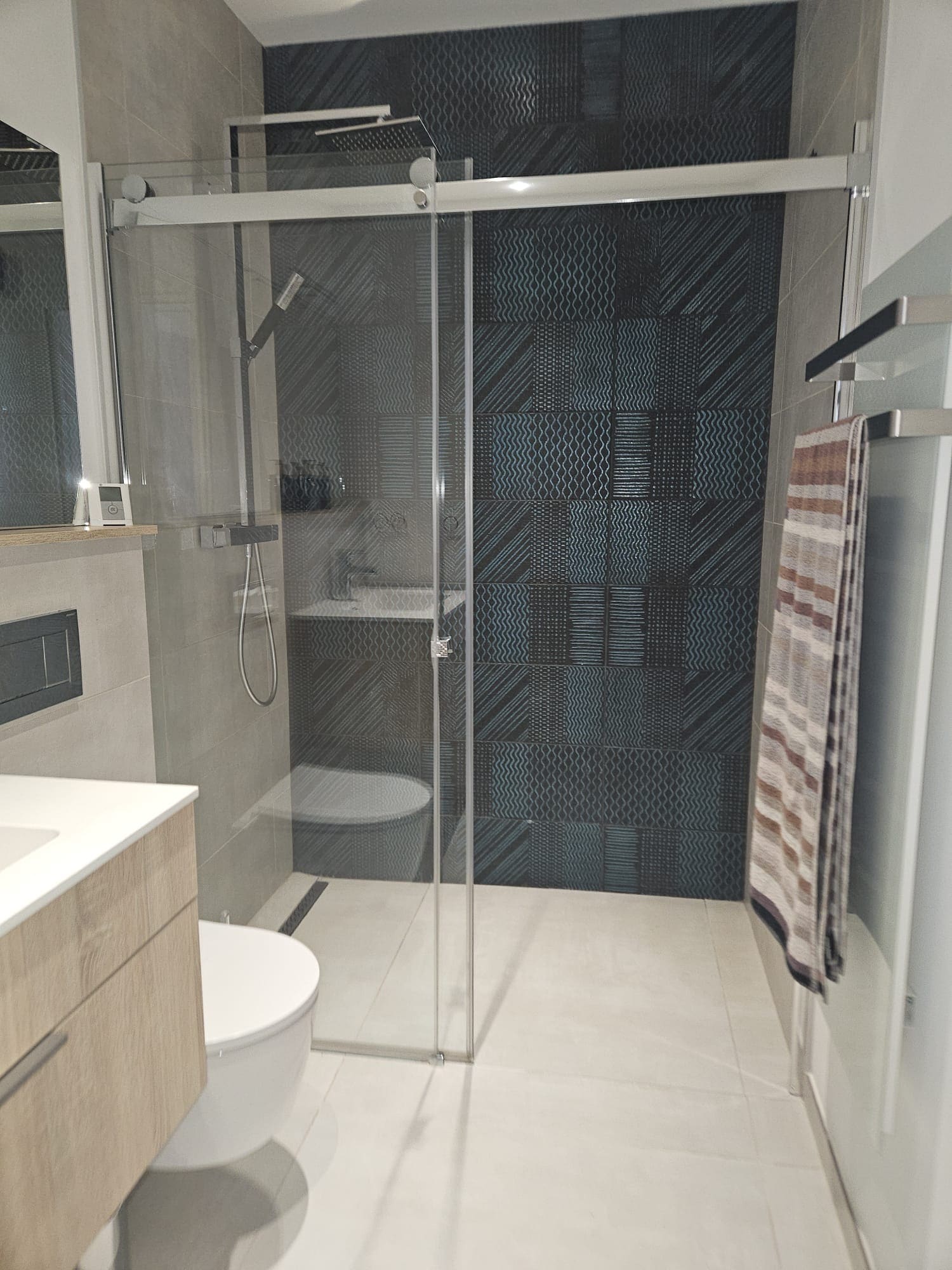 Douche moderne et toilettes