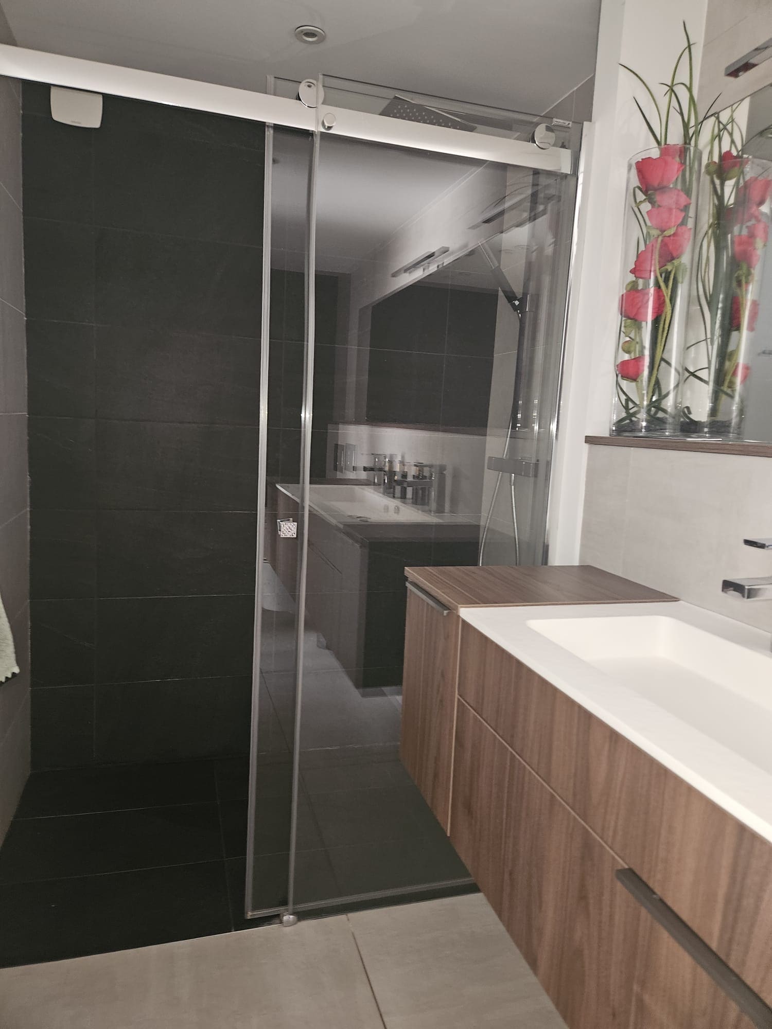 Douche italienne et vasque bois