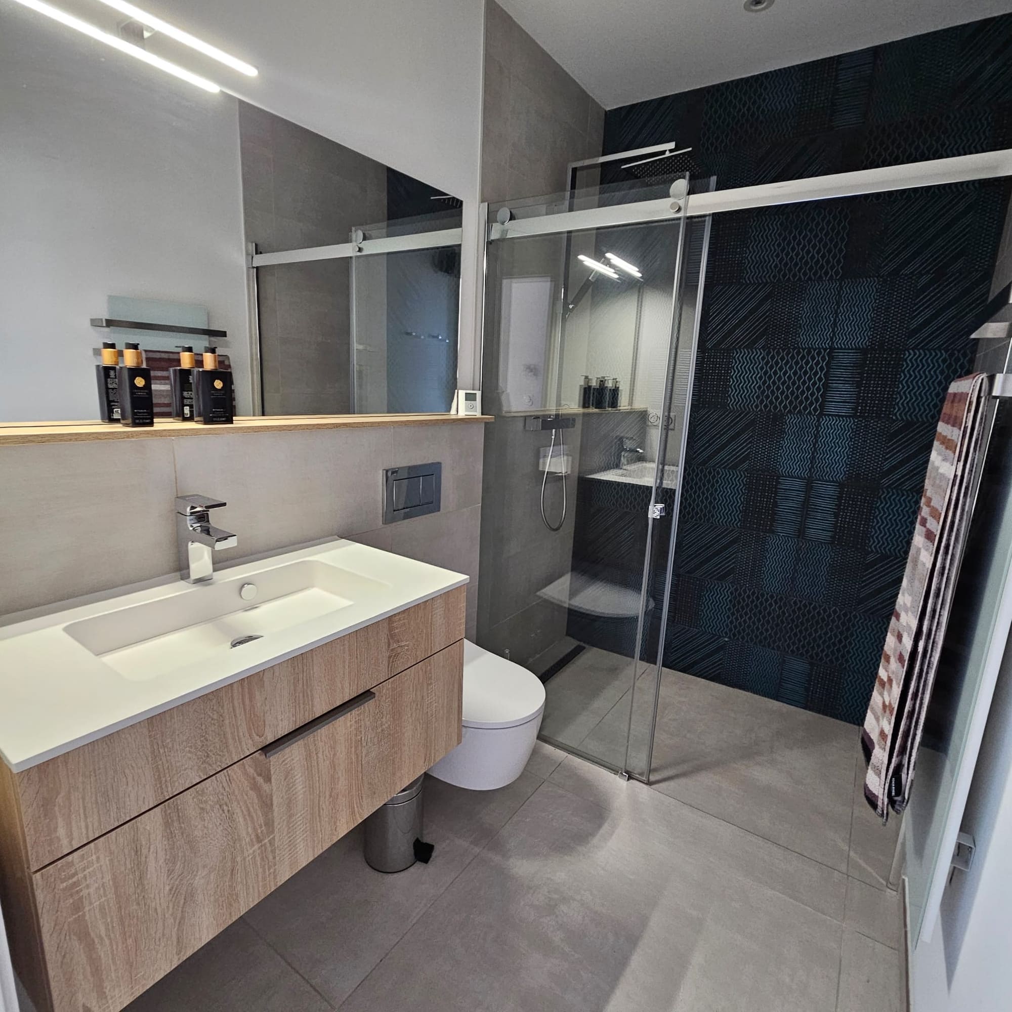 Salle de bain moderne et douche