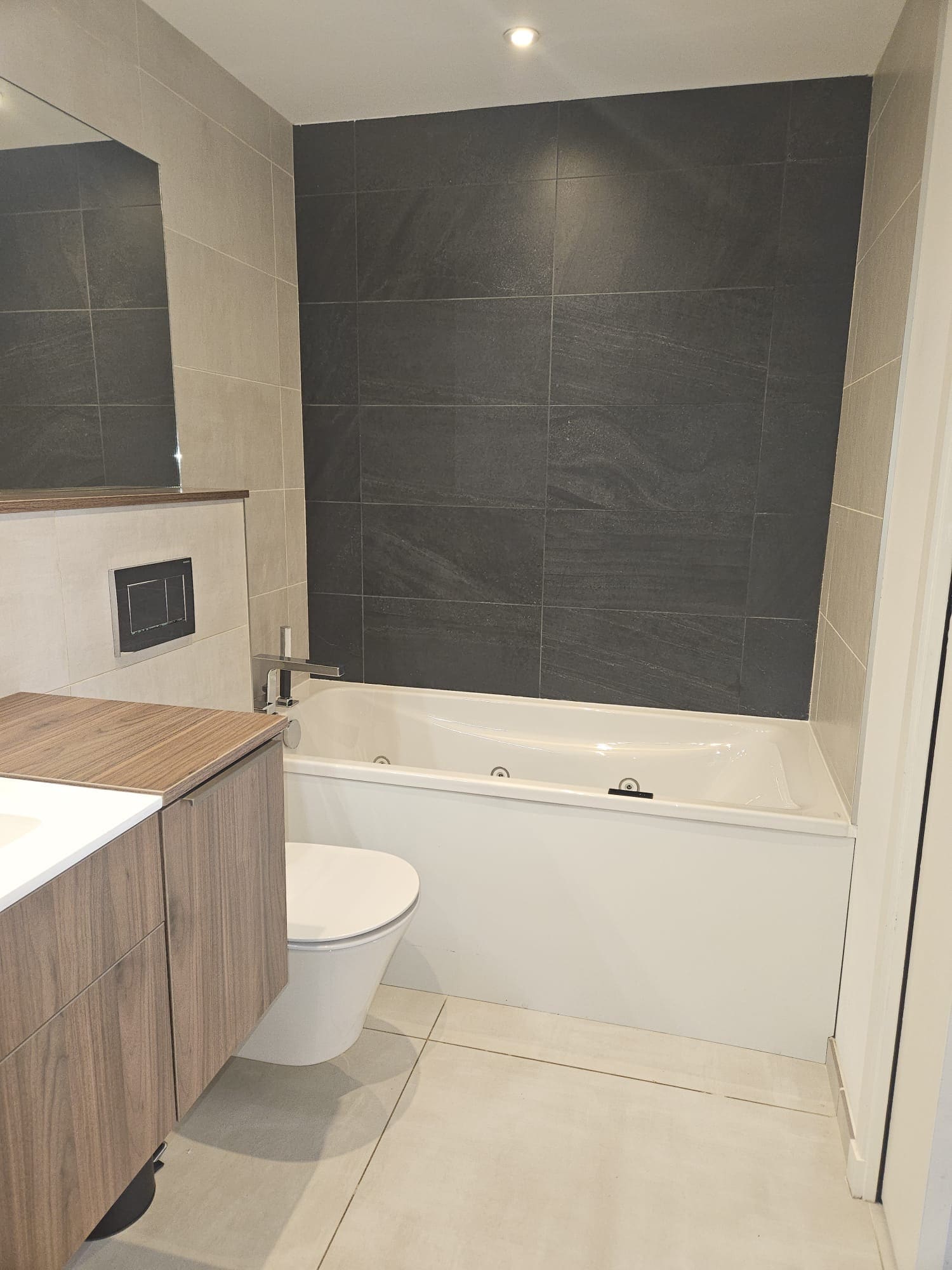 Salle de bain avec baignoire