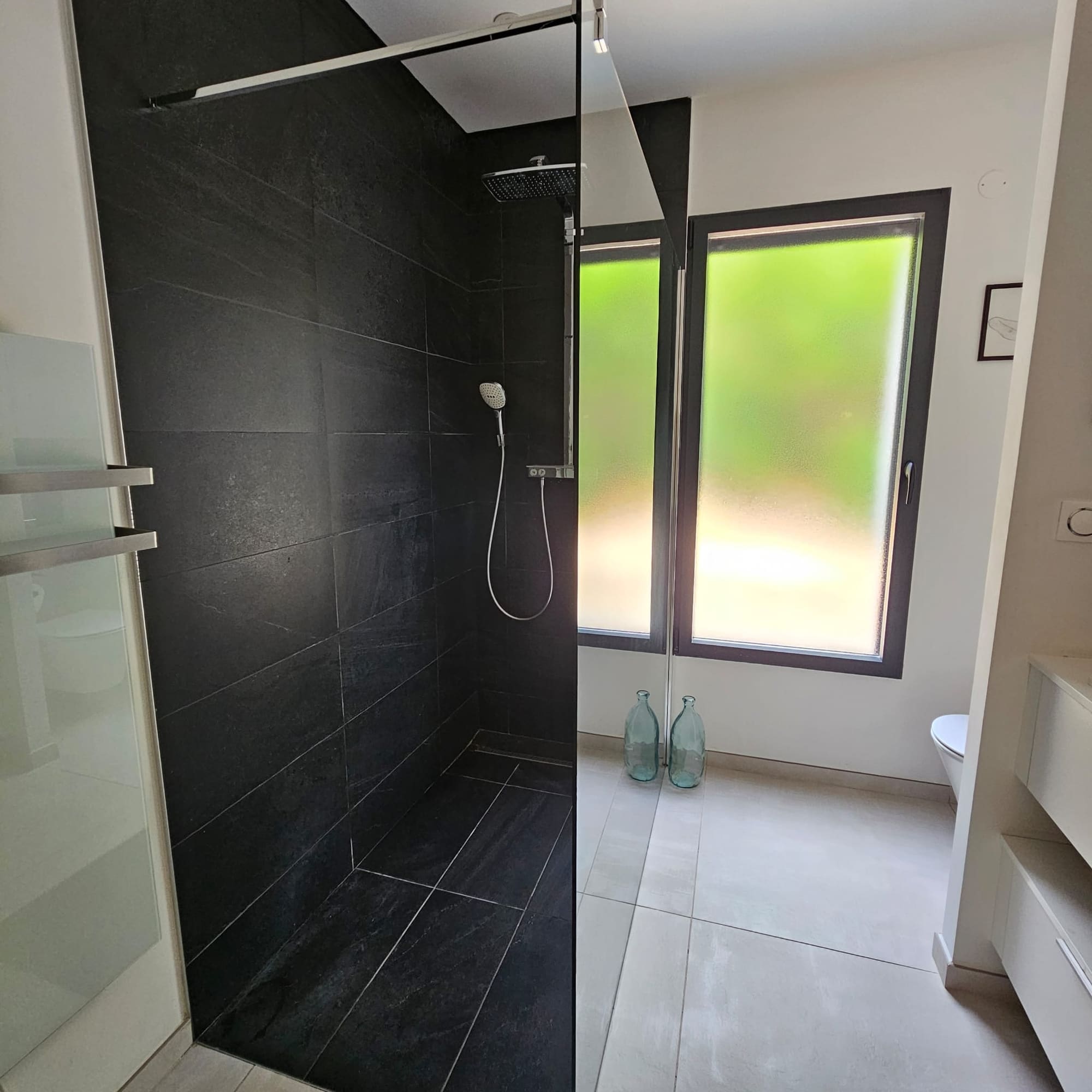 Douche italienne en pierre noire