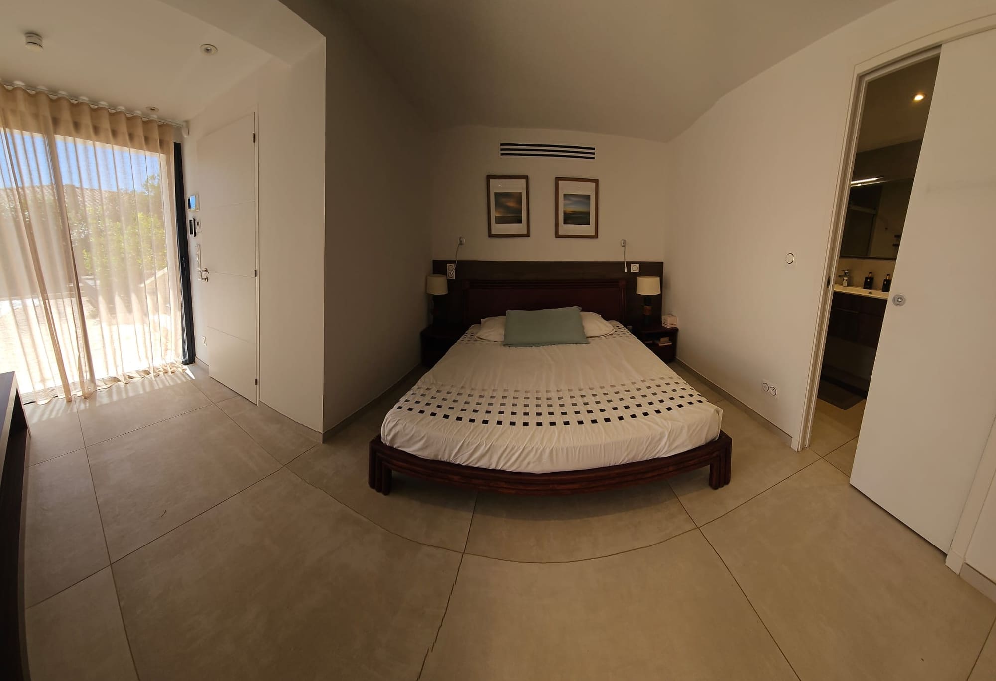 Chambre avec salle de bain attenante