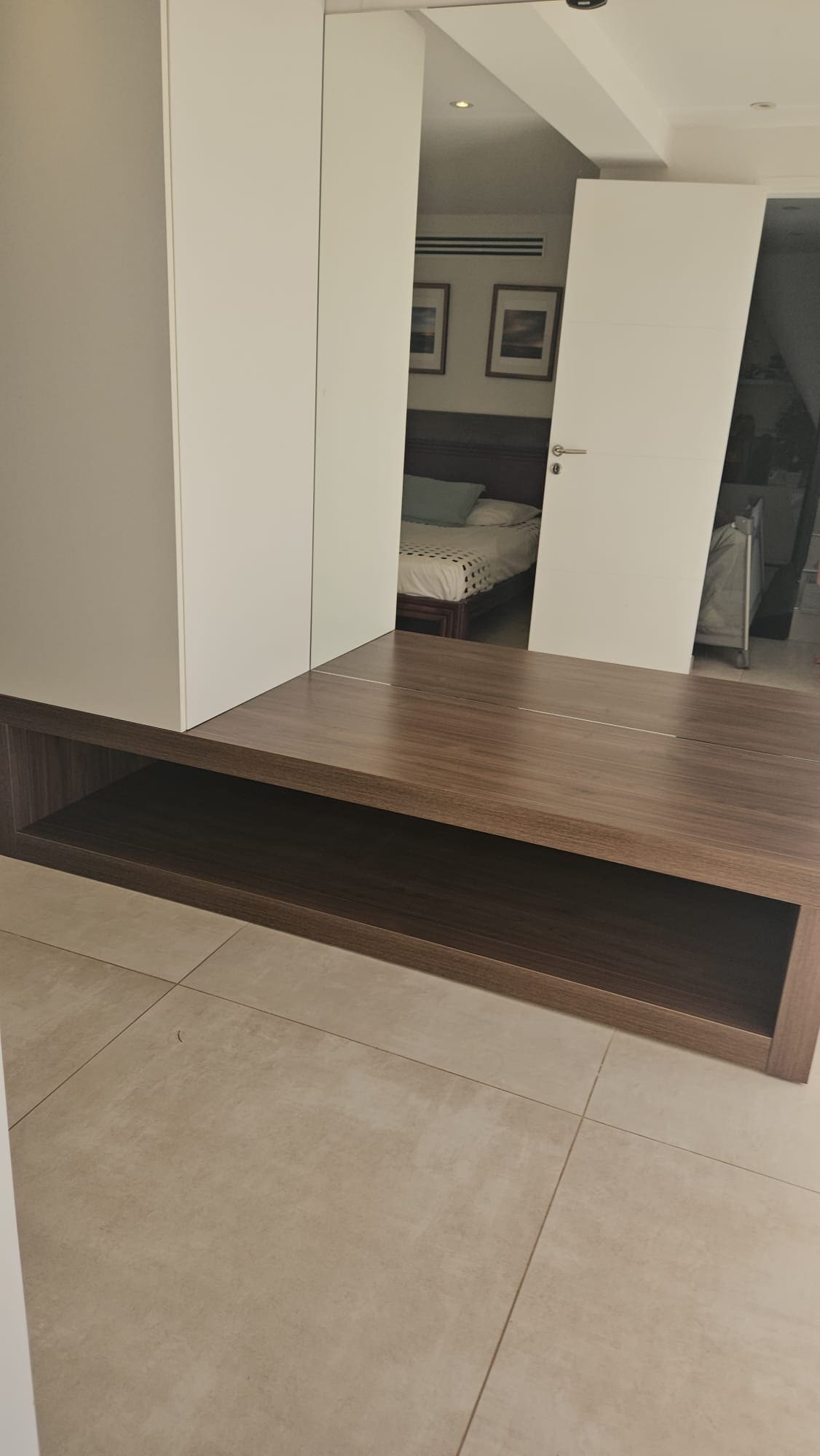 Chambre et grand miroir