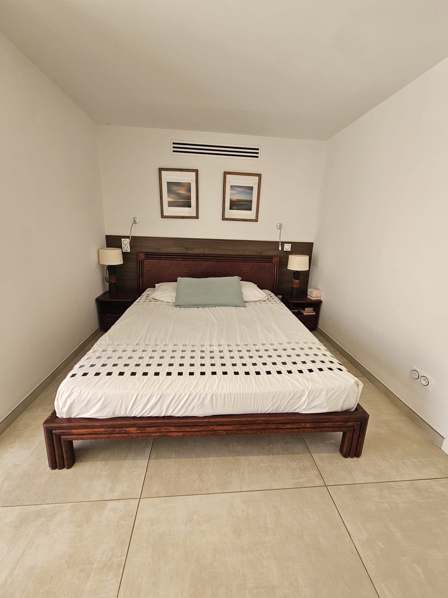 Chambre avec lit en bois
