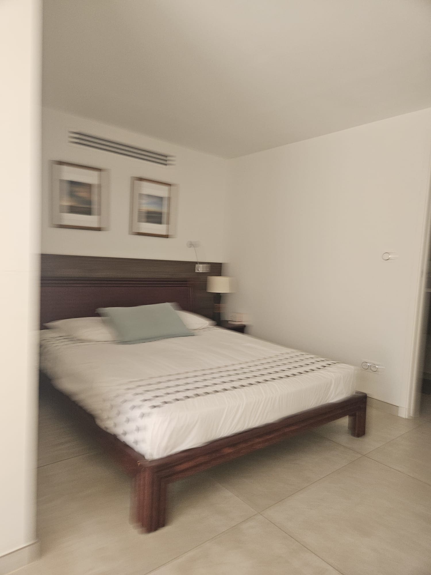 Chambre épurée lit double