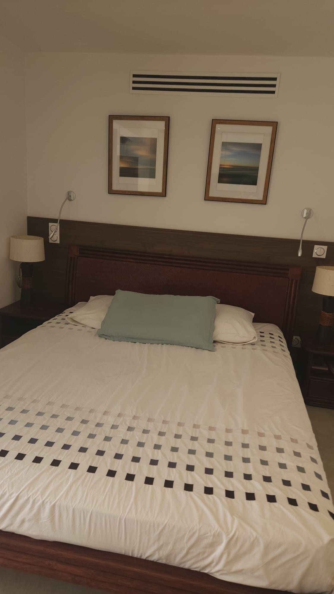 Chambre lit double et chevets