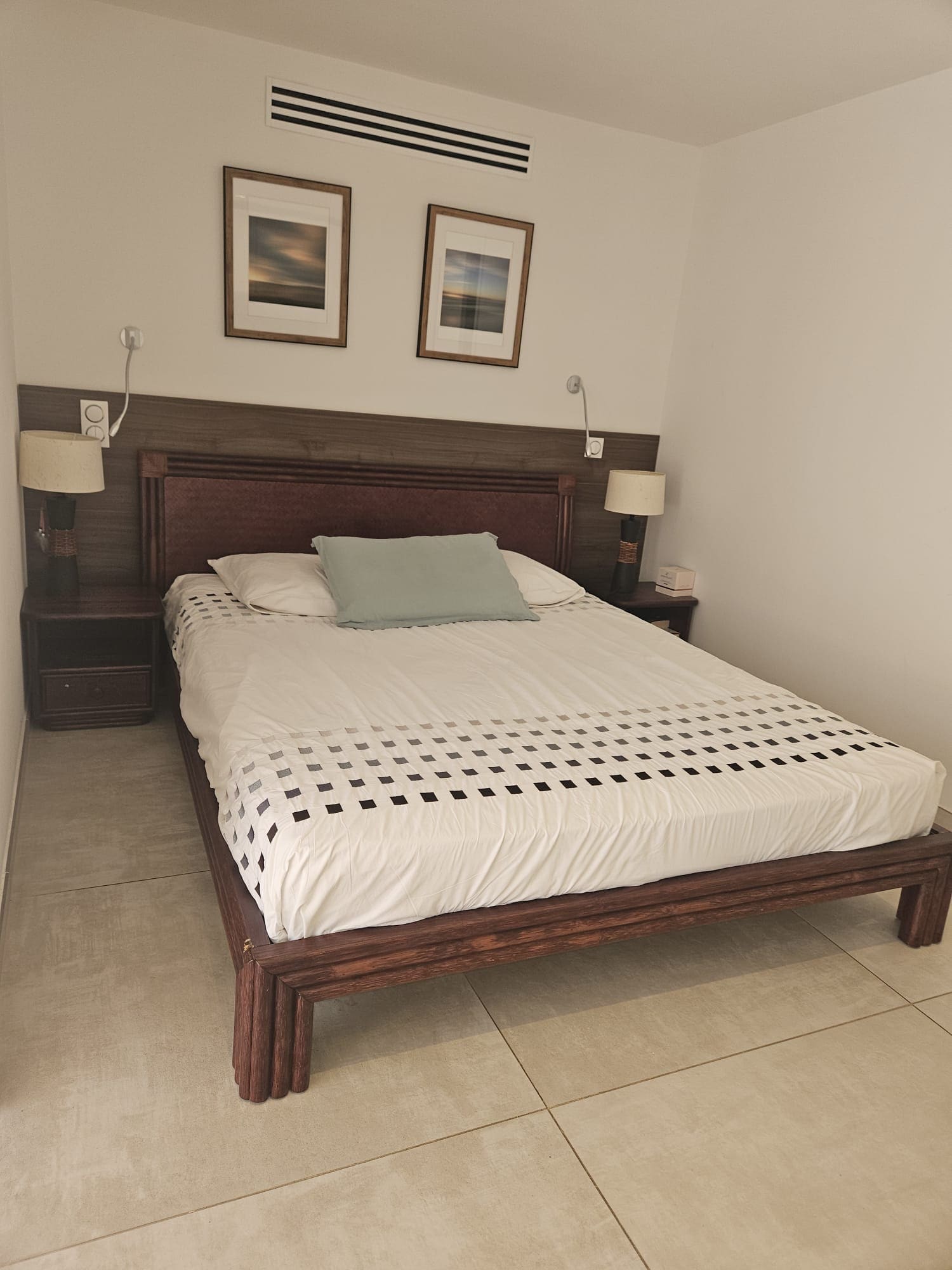 Chambre lumineuse lit en bois