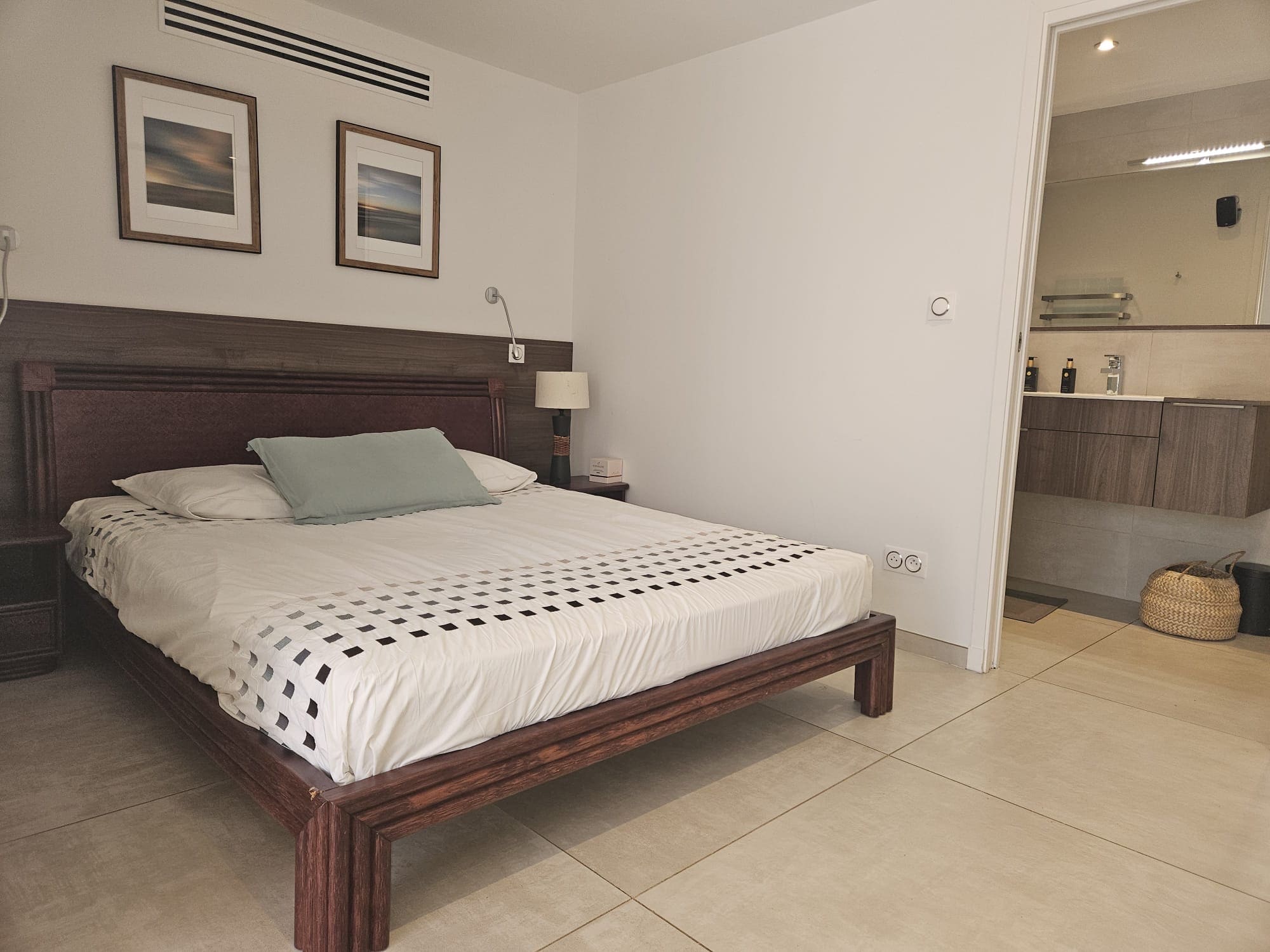 Chambre avec salle de bain attenante