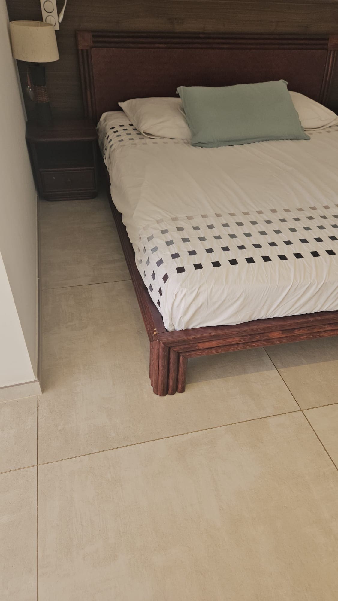 Chambre lit en bois et chevet