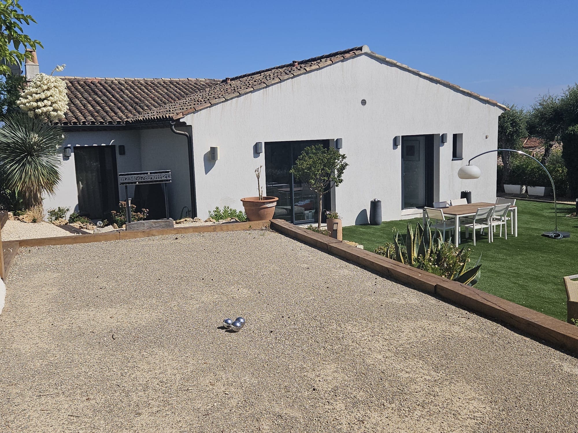 Façade villa et jardin