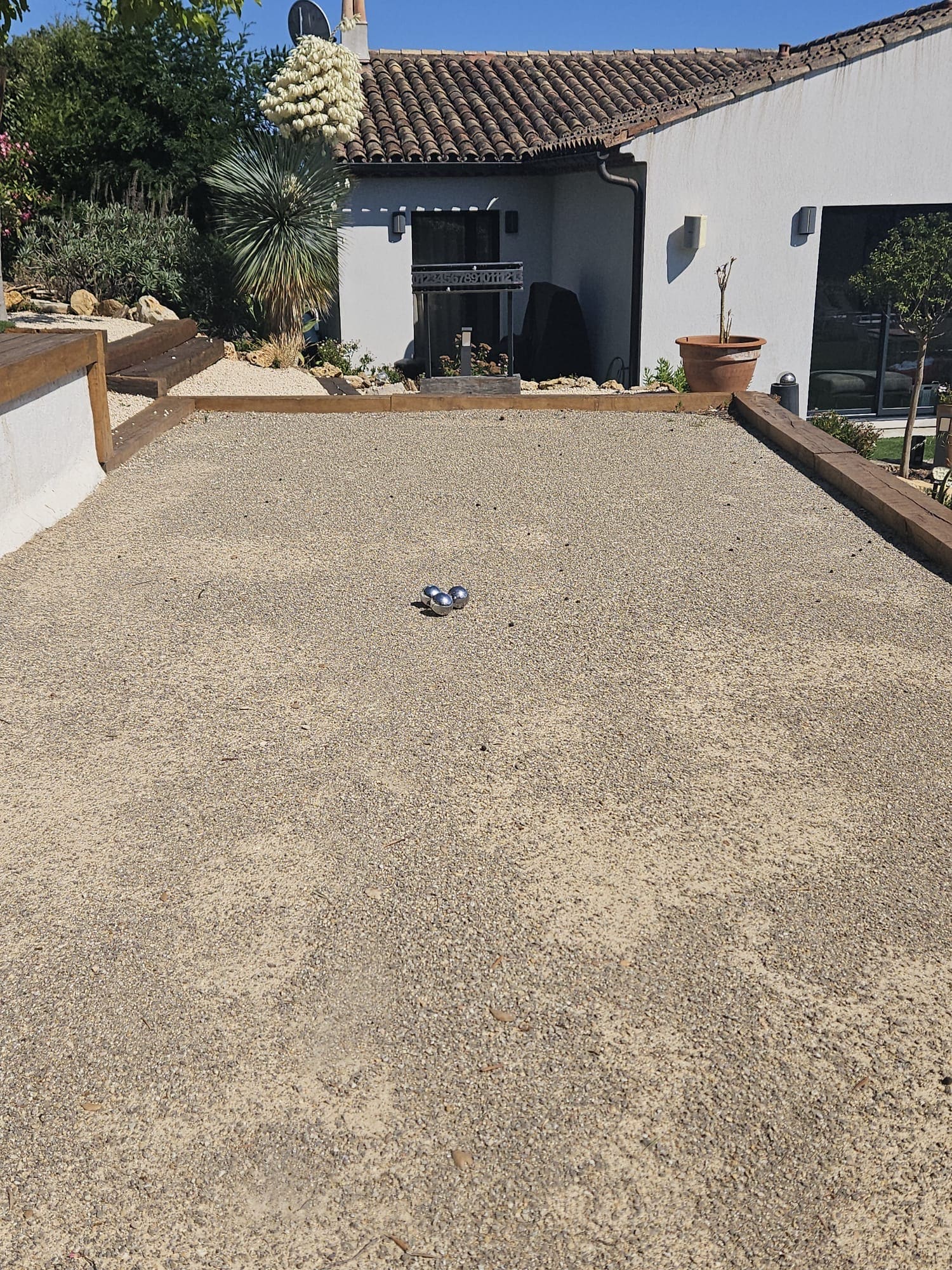 Terrain de pétanque et façade