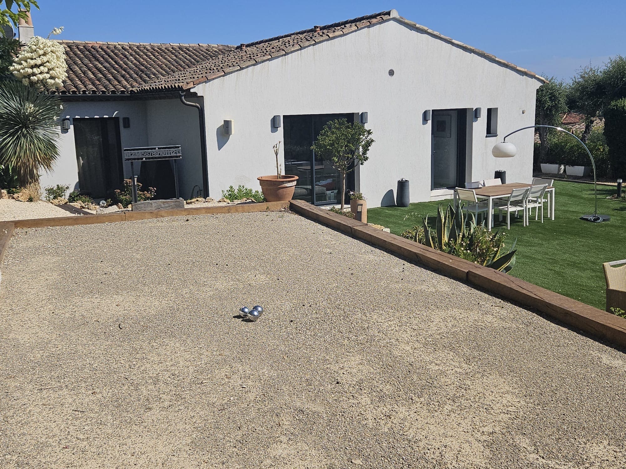 Façade villa et terrain de pétanque