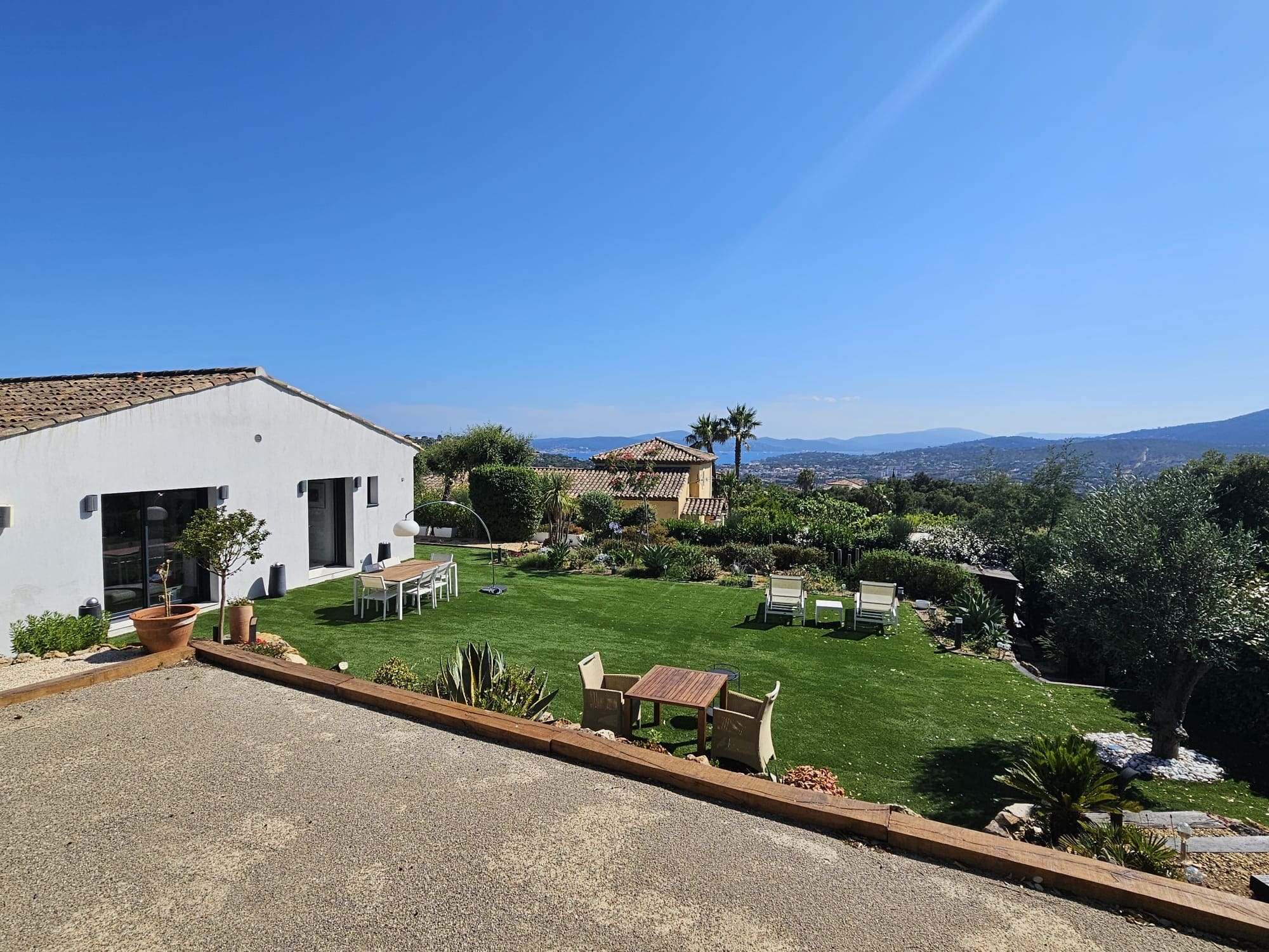 Jardin paysager et collines