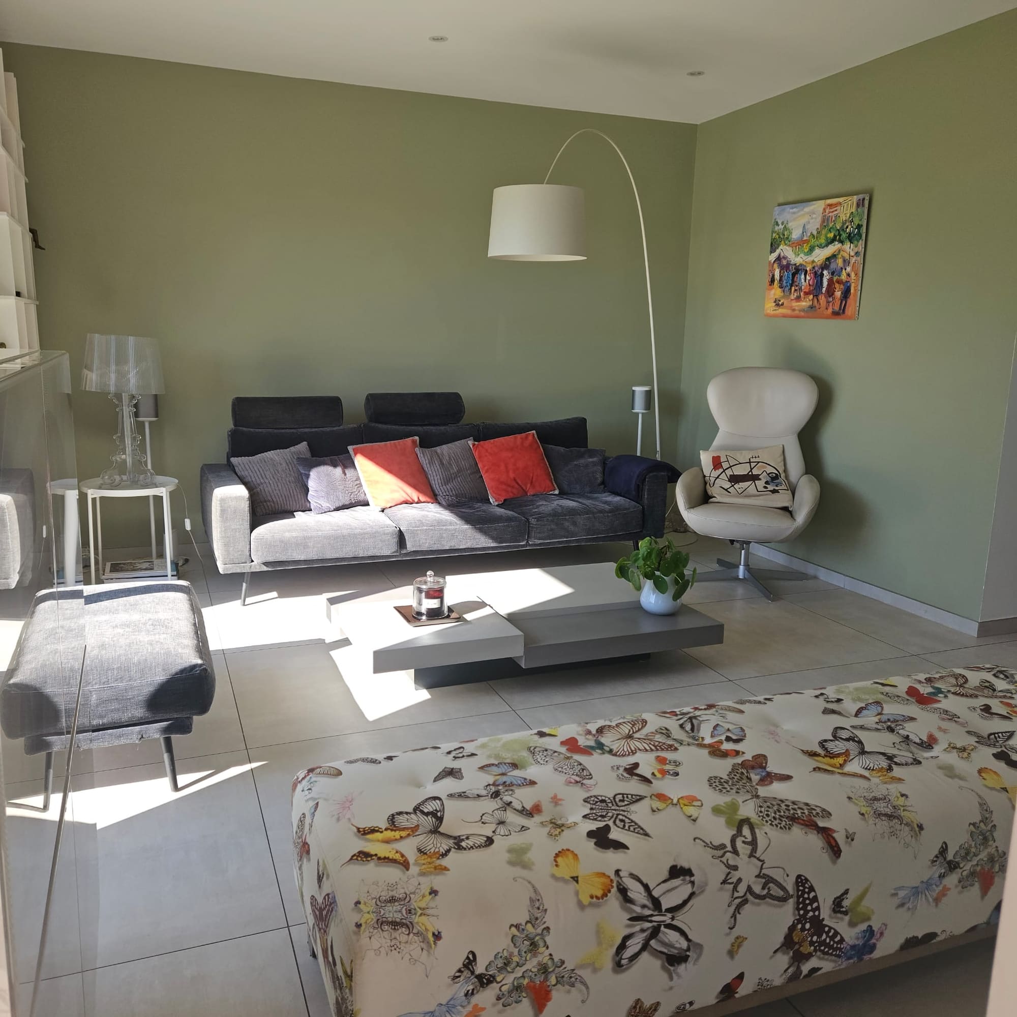 Salon avec canapé et fauteuil