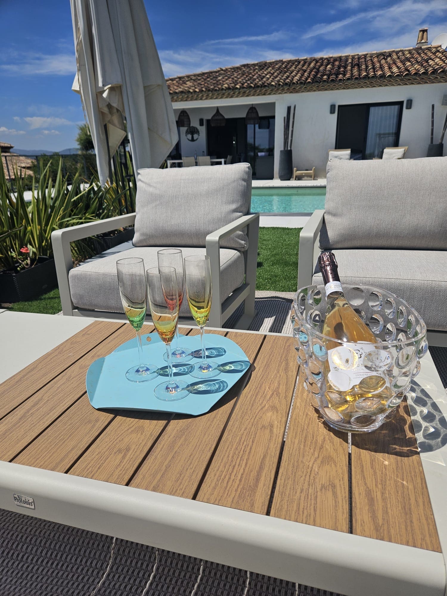 Apéritif au bord de la piscine