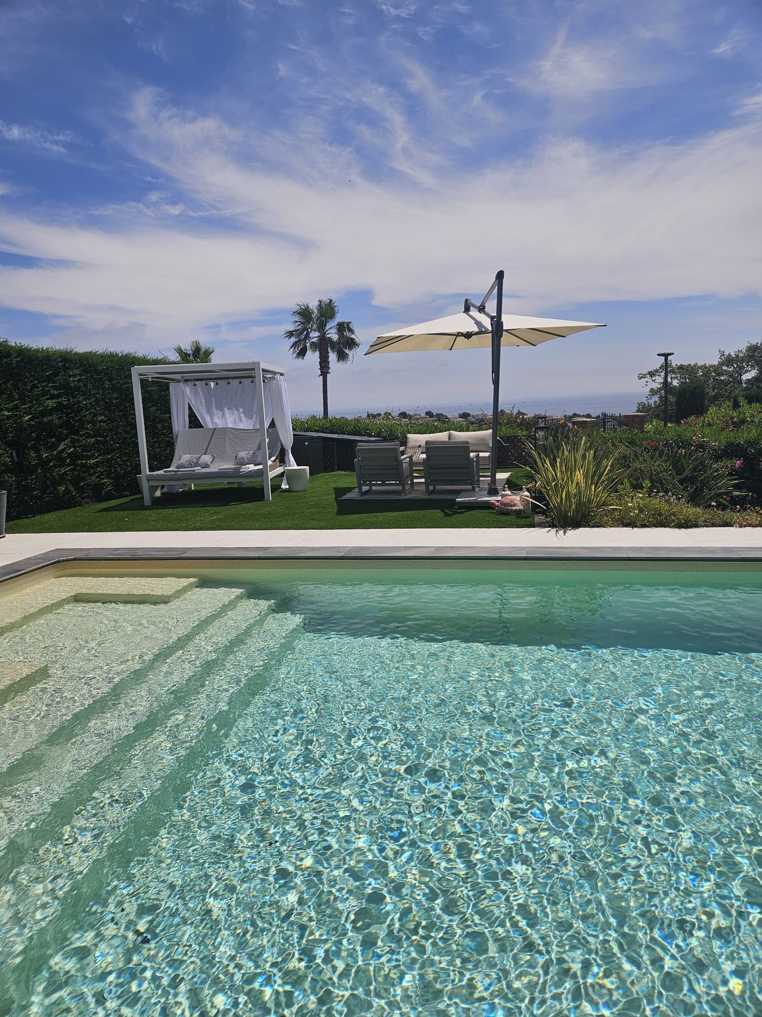 Piscine et bain de soleil