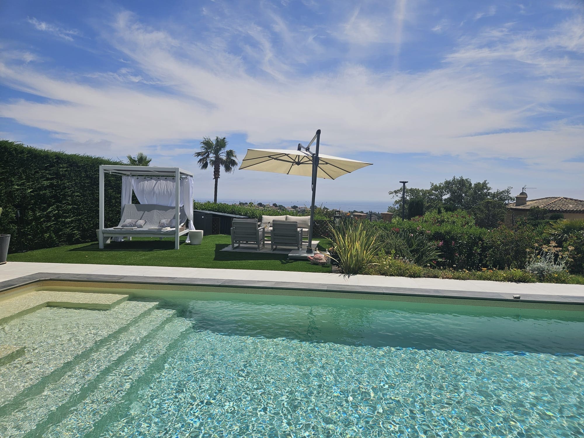 Piscine avec vue mer