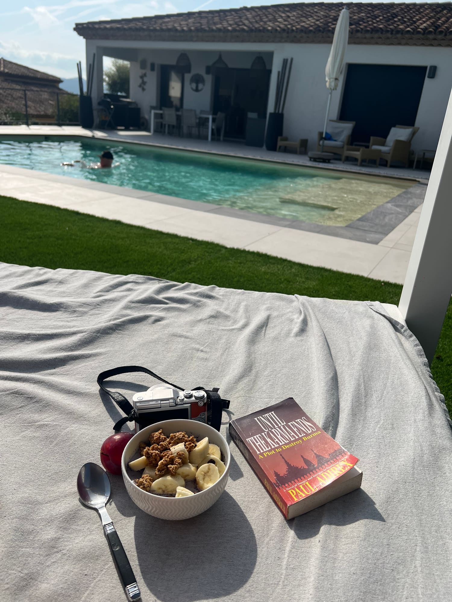 Petit-déjeuner face à la piscine