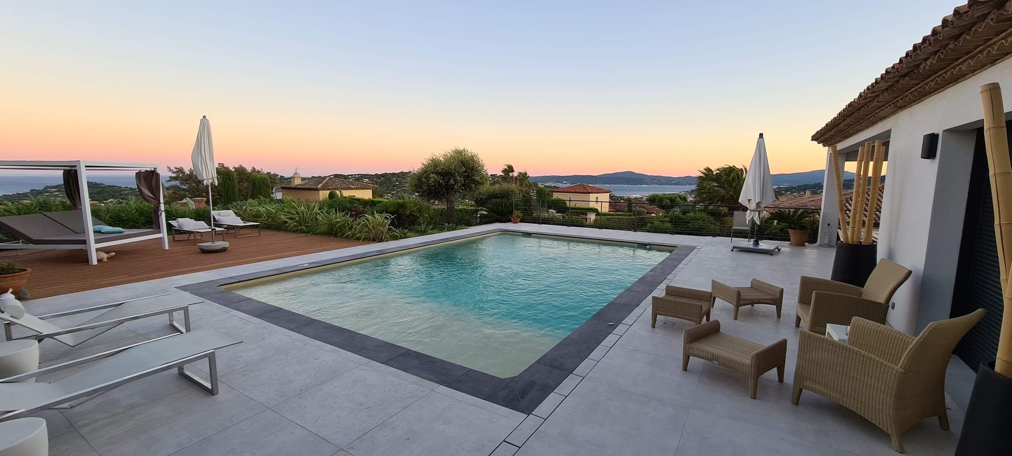 Piscine au coucher du soleil