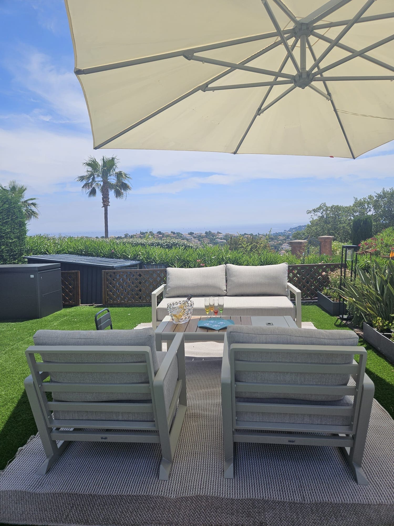 Salon extérieur sous parasol