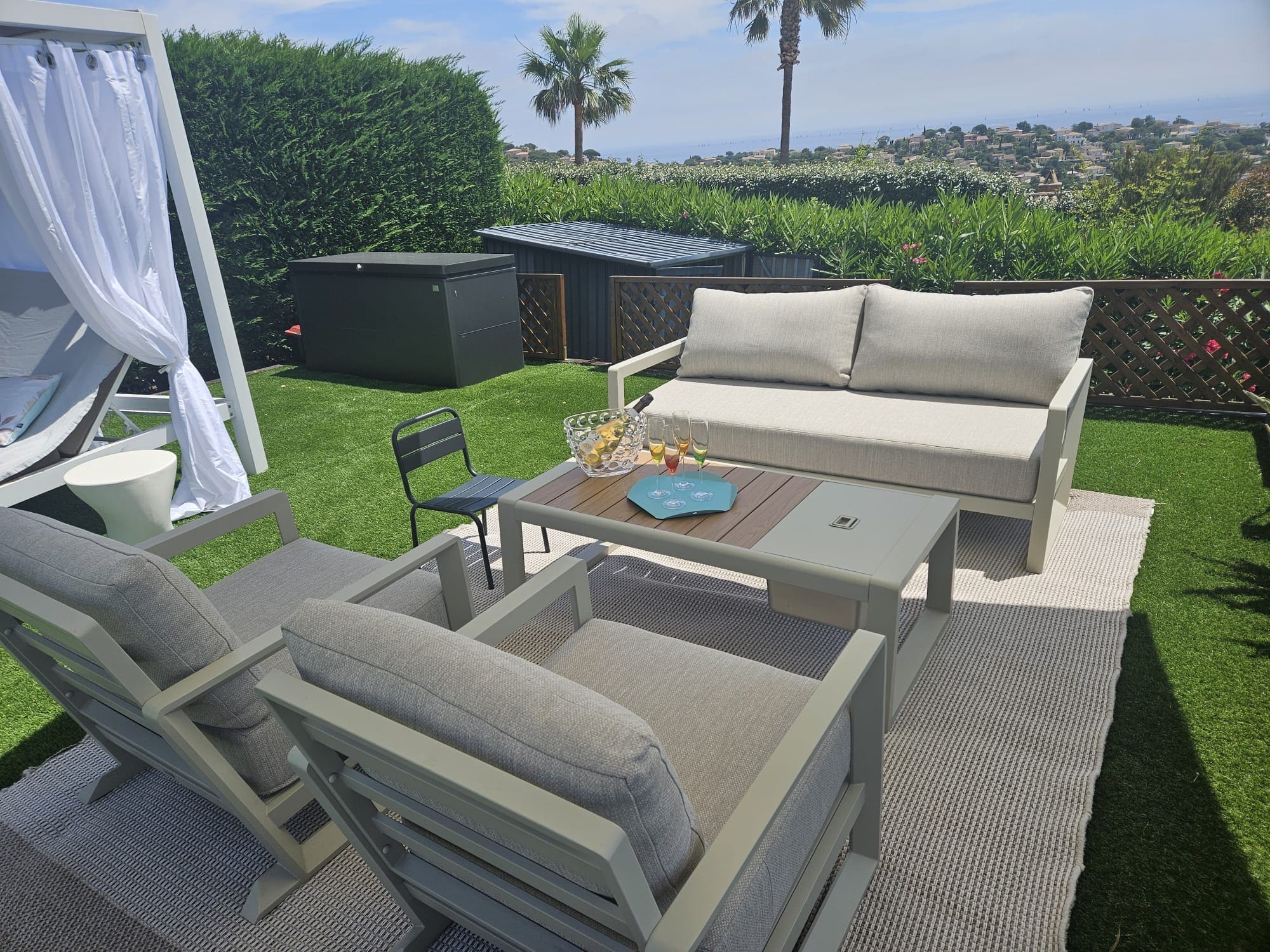 Salon de jardin avec vue