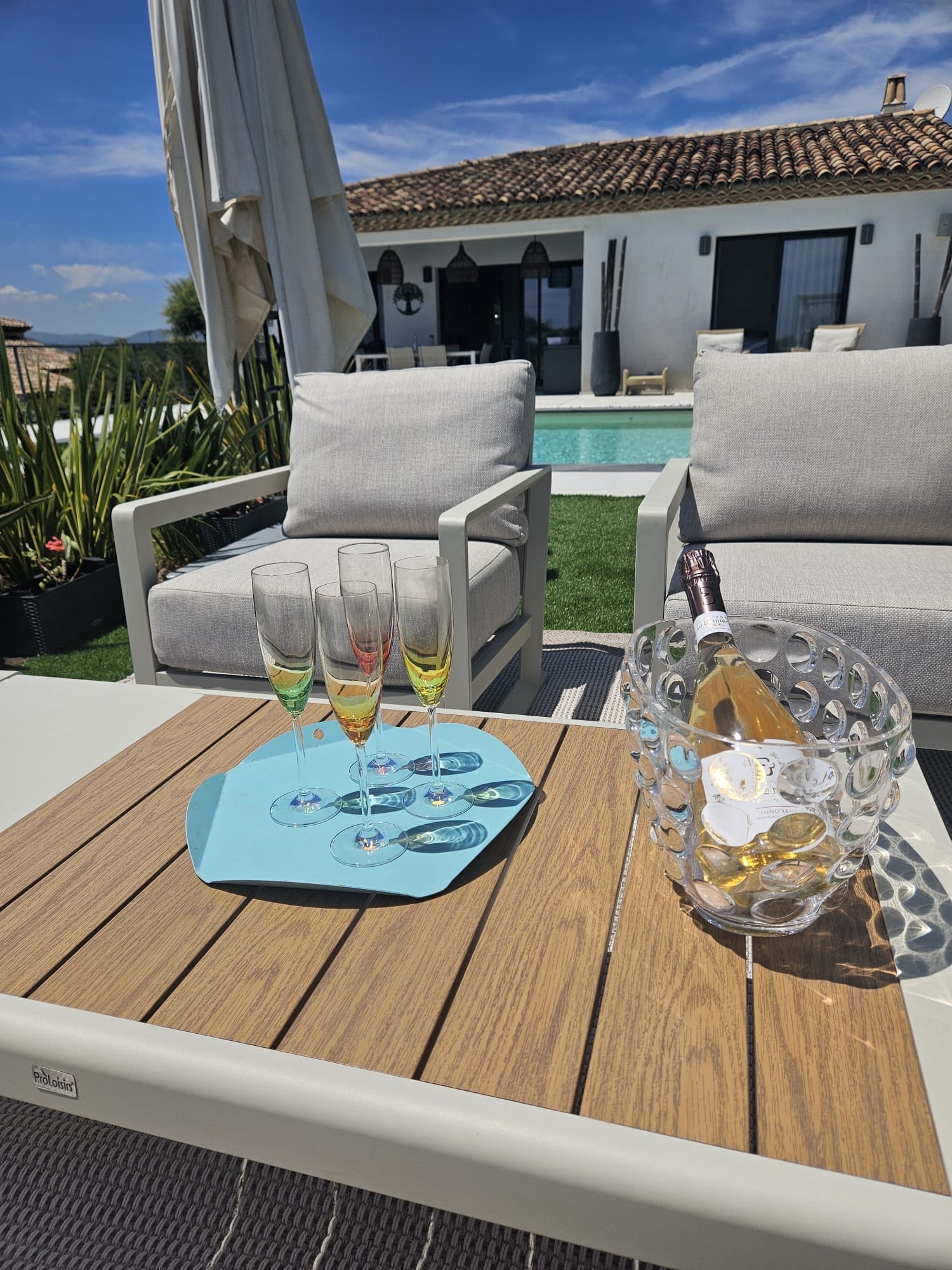 Apéritif en terrasse près de la piscine