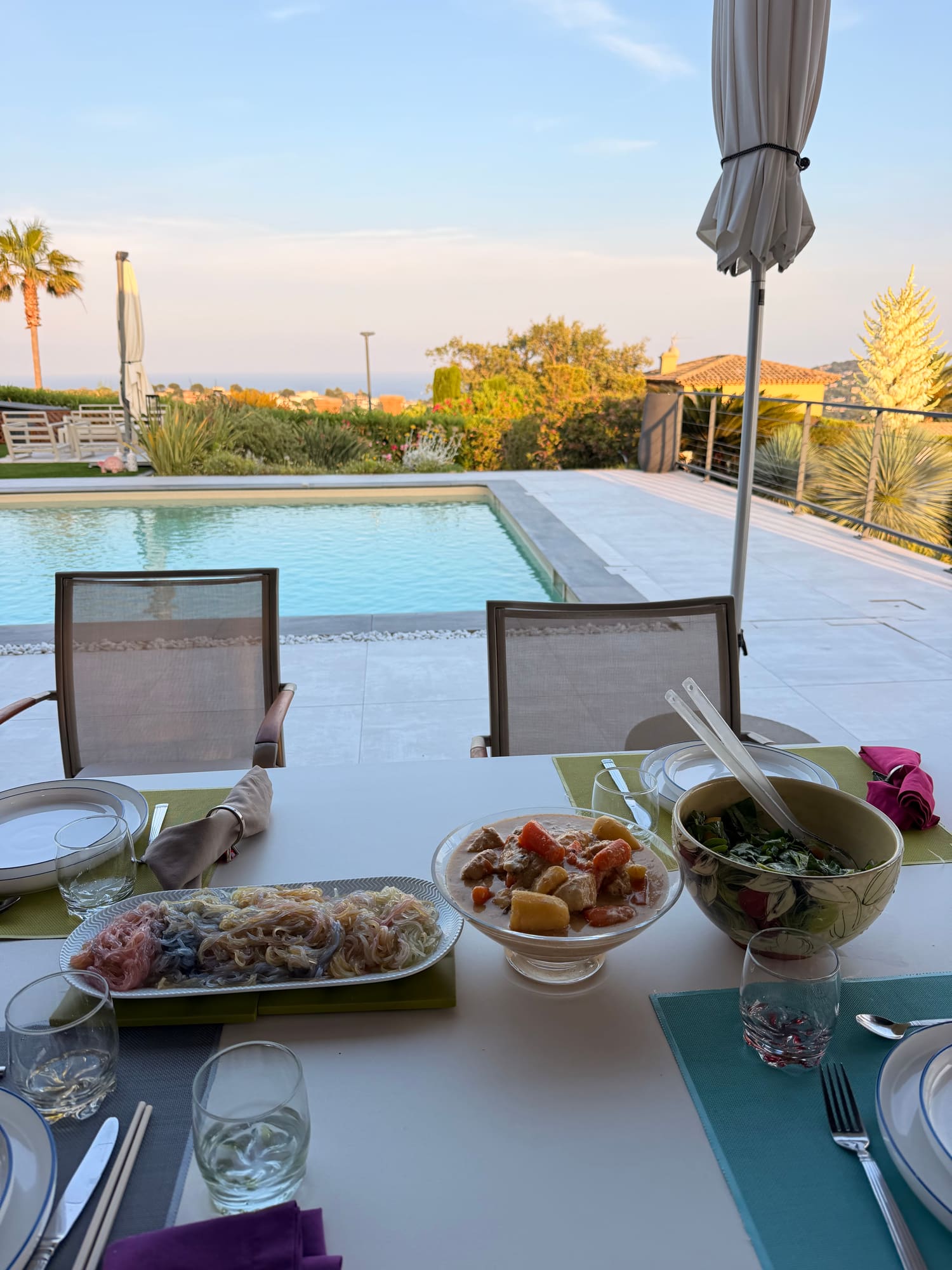 Déjeuner en terrasse au bord du bassin