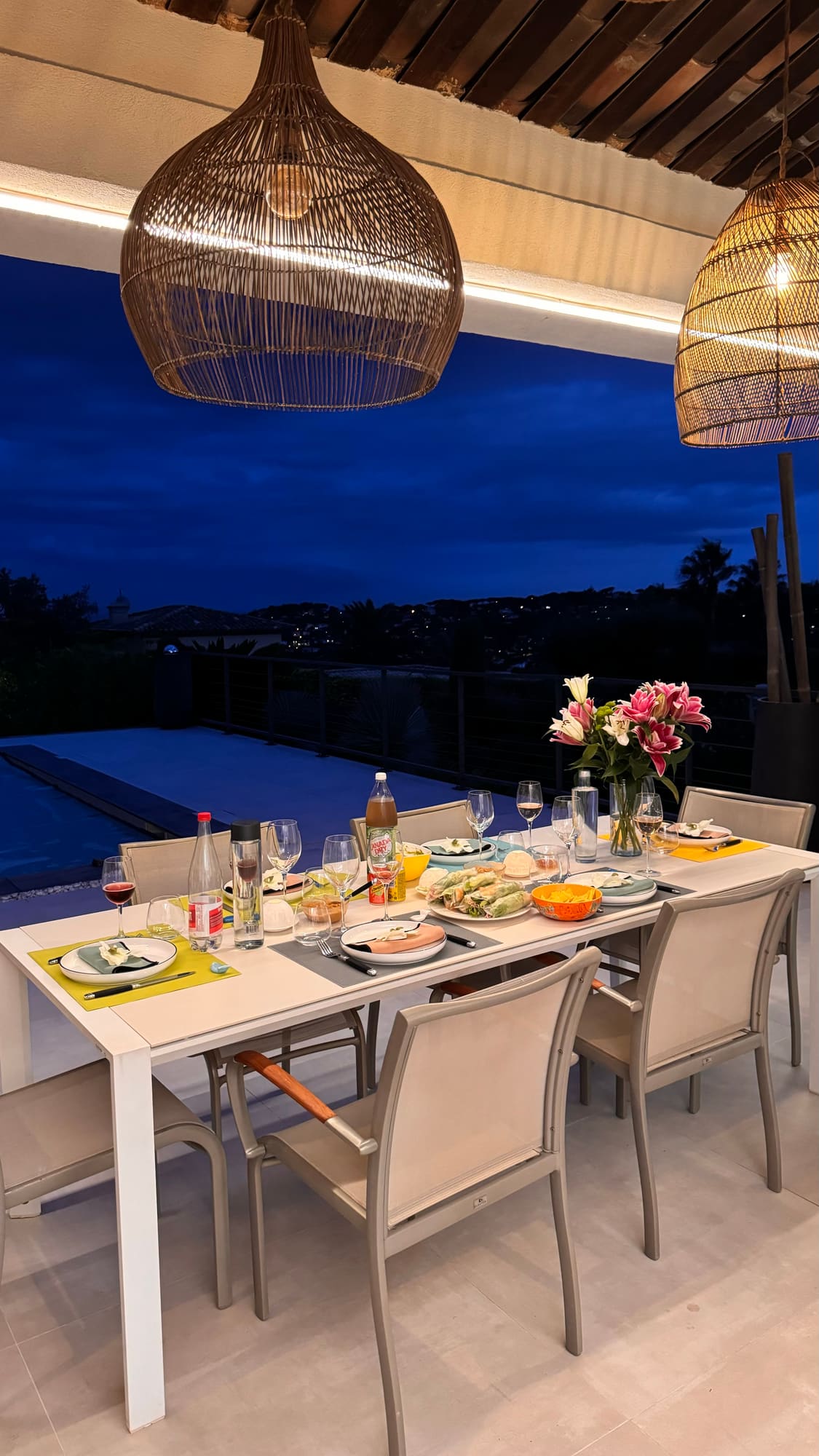 Dîner en terrasse à la tombée du jour