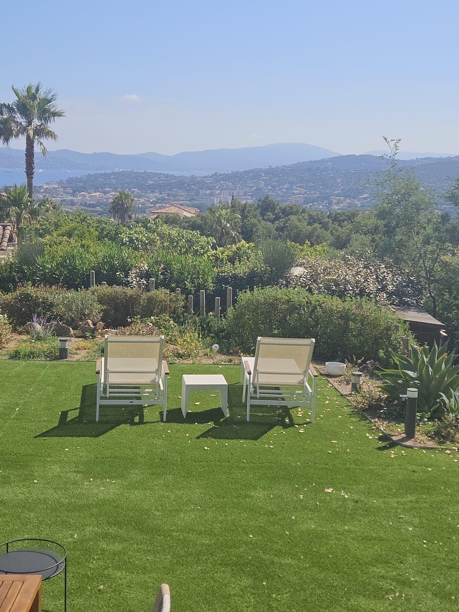Vue mer et collines depuis le jardin