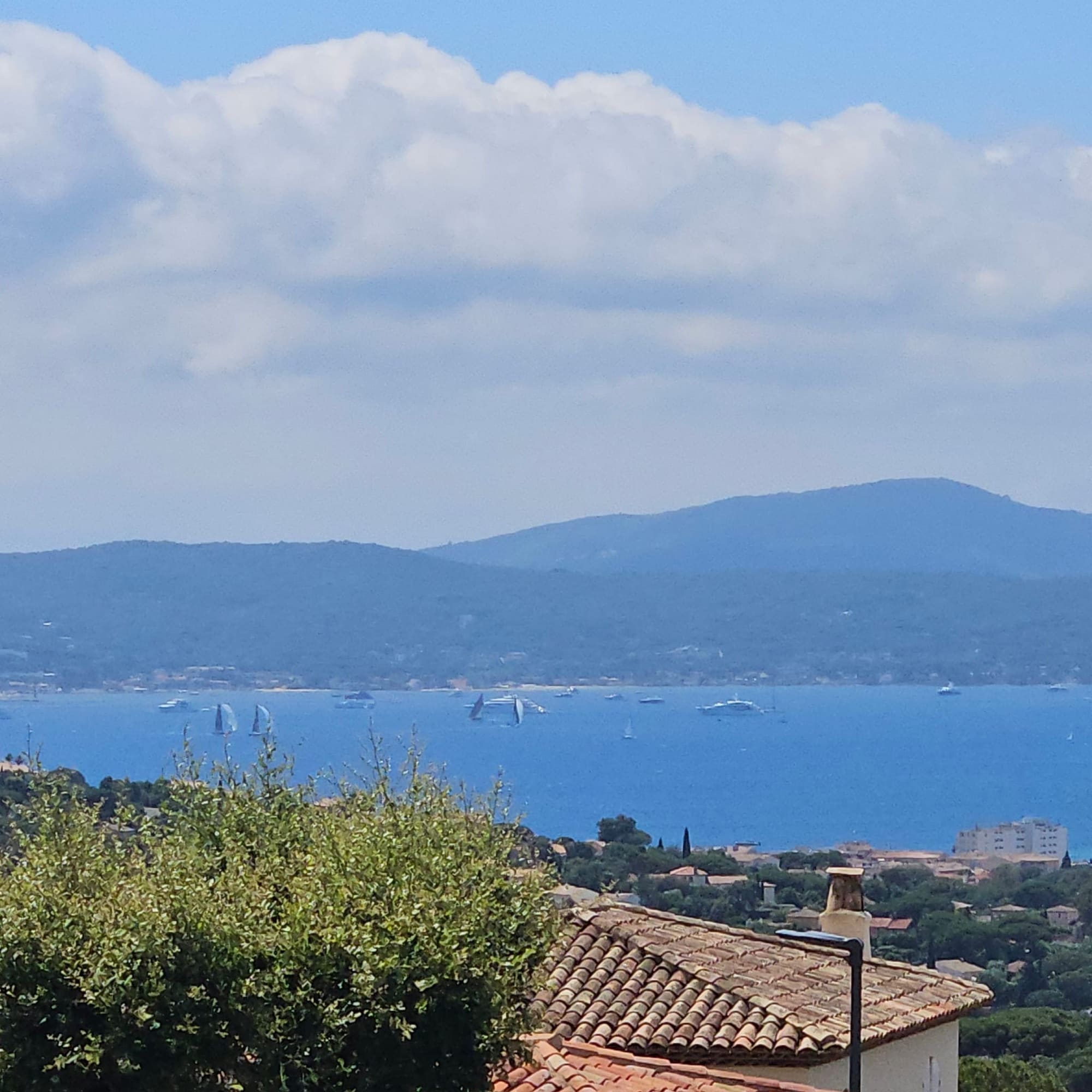 Panorama baie et voiliers