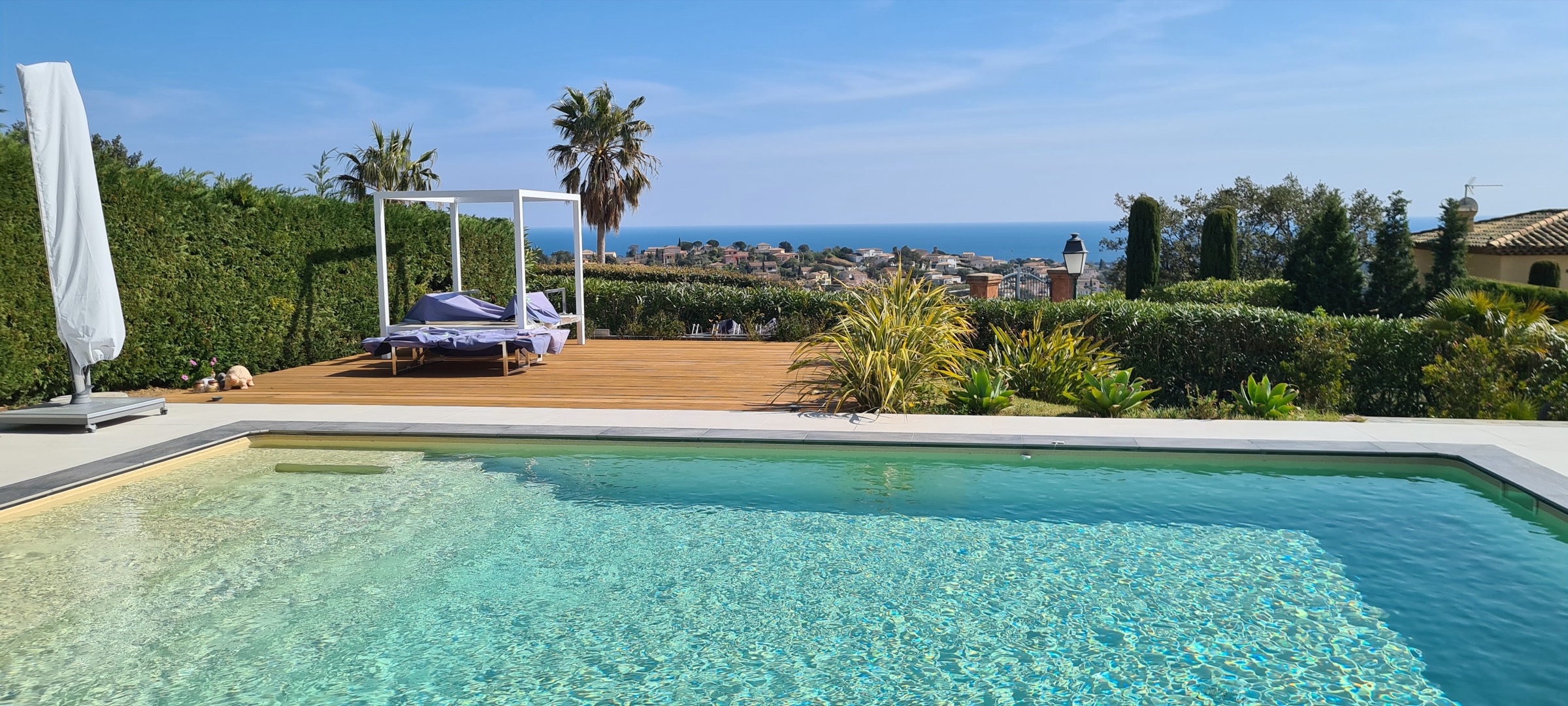 Piscina infinita y vistas al mar de día