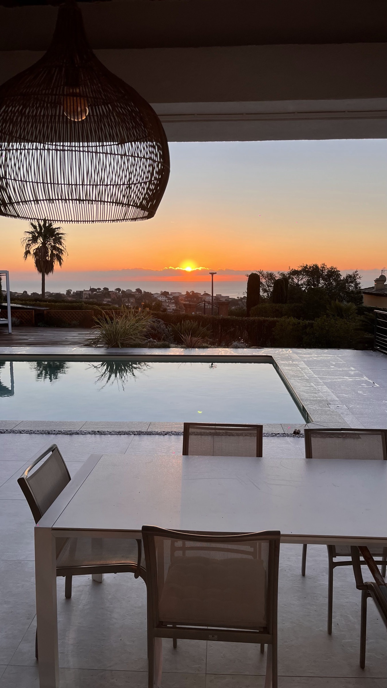 Terraza comedor cubierta al atardecer